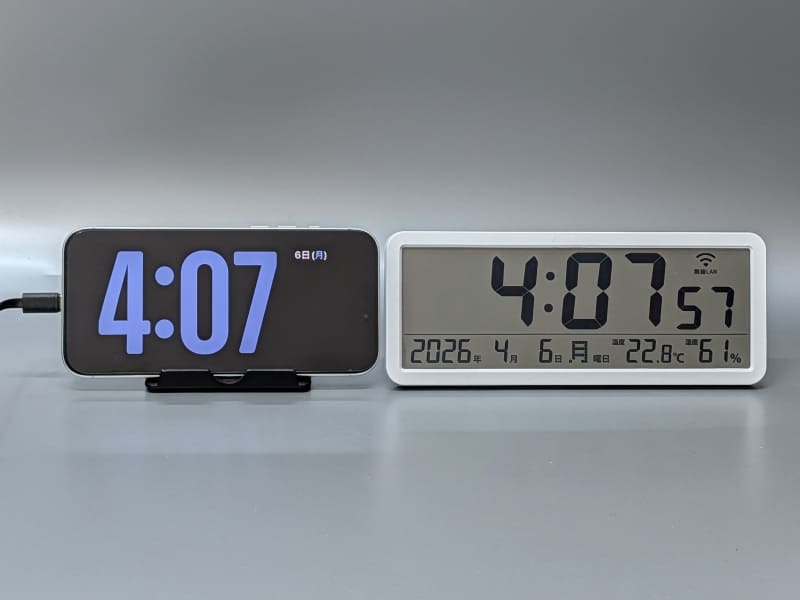 スタンバイモードに設定したiPhone 17 Pro Max(左)との比較。正確な時刻を知るだけならばスマホでも十分だ