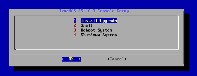 USBメモリから起動すると自動でセットアップ画面が表示される。［Install/Upgrade］にカーソルを合わせてEnterキーを押す