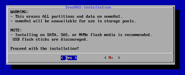 指定したドライブのパーティションやデータが消えてしまうことなどの警告が表示される。<Yes>をクリックする