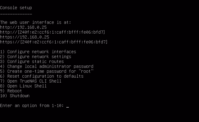 再起動後、各種の初期化作業を行なった後にTrueNASが利用できるようになる。別のPCからWebブラウザ経由でアクセスするためのIPアドレスが上から3段目に表示されるので(今回は192.168.0.25)メモしておく