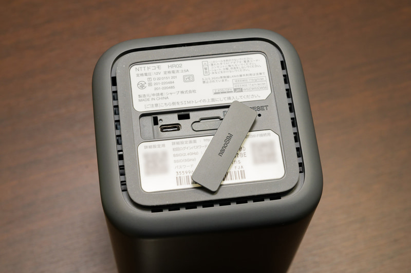 SIMカードは底面にあるスロットに挿入する