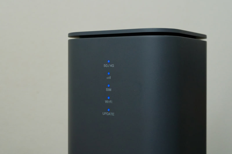 正面最上段のインジケータが青なら5G接続中、緑なら4G(LTE)接続中