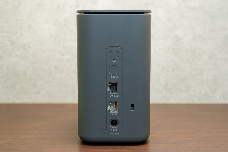 背面にLANポートが2つ。一方は2.5GbEで5Gの速度を生かしやすい