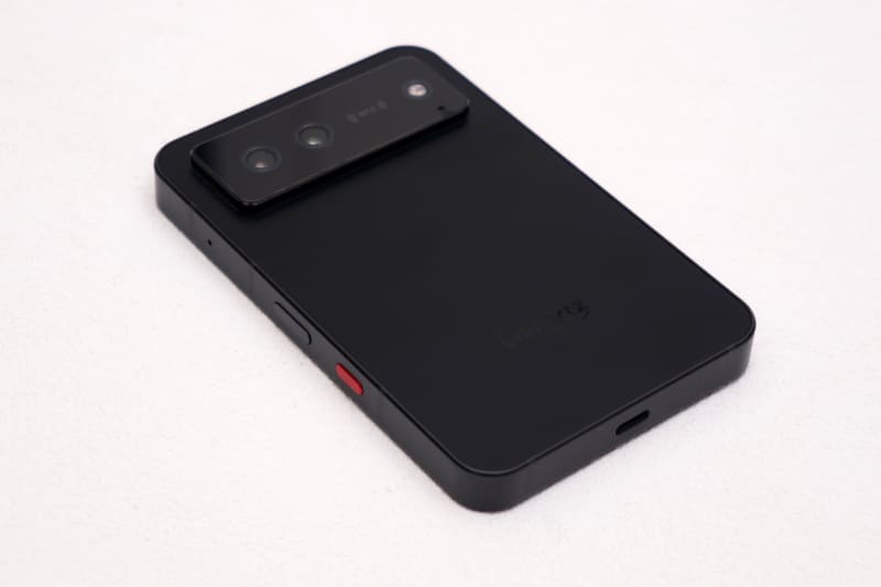 右/下。右には電源ボタンやホットキーを装備。底面はUSB Type-Cだ