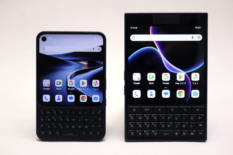 Titan 2(右)との前面の比較。横幅も高さもかなり削減され、手のひらへの収まりが良くなった