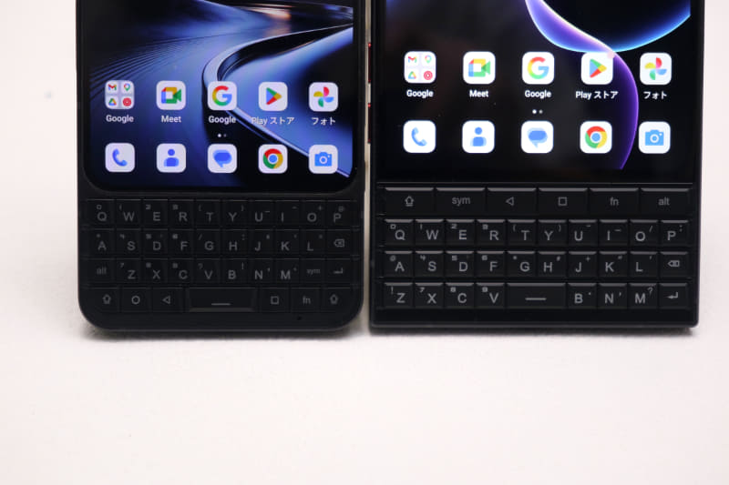 Titan 2(右)と比較すると、「Alt」、「Shift」といった機能的なキーの配列が大幅に変更されているのが分かる。本来はこちらのほうが“合理的”なはずだが……