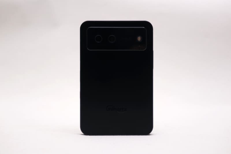 本体背面。Titan 2は革張り調だったが、Titan 2 Eliteはフラットな背面となった