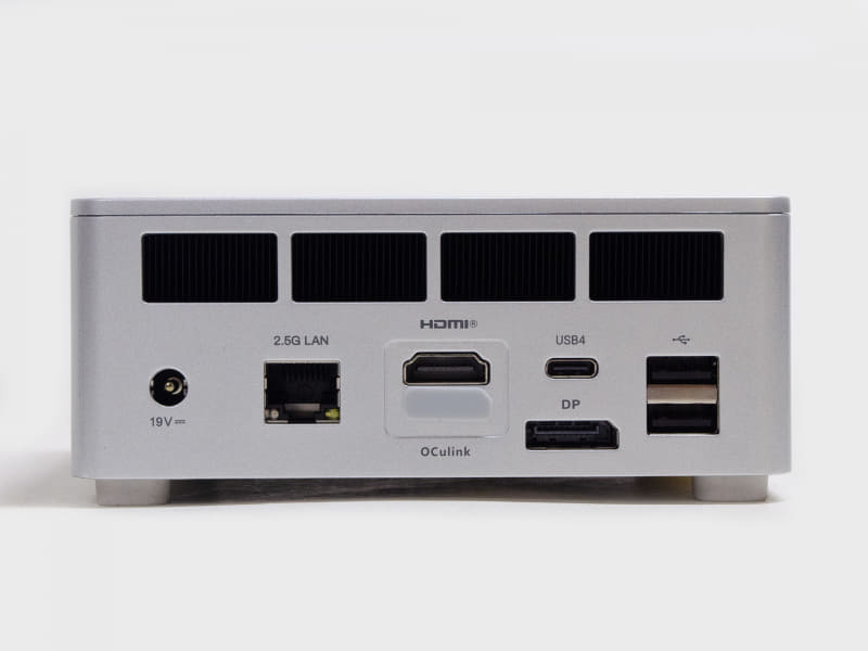 背面のインターフェイス。USB4(USB PD 100W入力/15W出力、DisplayPort Alt Mode対応)、OCuLink(M.2から引き出し)、USB 2.0 2基