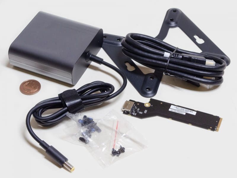付属品。ACアダプタ(サイズ約80×80×30mm、重量247g、出力120W)、VESAマウンタ(ネジ)、HDMIケーブル、OCuLinkアダプタ