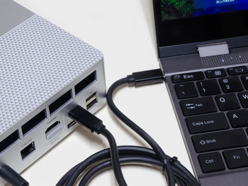 いつものキーボード付きモバイルモニターへ接続。リアにUSB4があるのでType-Cケーブル1本で接続可能