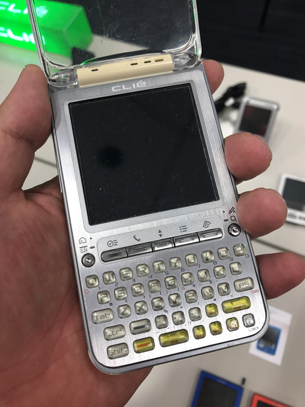 「CLIE PEG-NX70V」の写真は残っていなかった。正確には筆者の「CLIE PEG-NX70V」が載っている雑誌なら手元にあるが、さすがに他社の雑誌なので転載できない。代わりに「CLIE PEG-TG50」の写真を掲載する