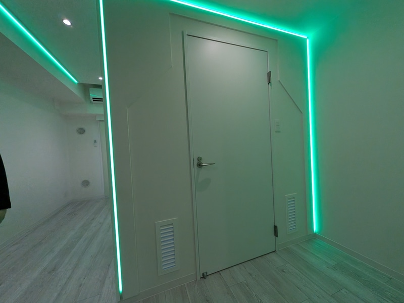 逆方向を向くと、ルームインルームの形で部屋の大半を配信部屋が占めている。また、縁取りのLEDも普通の部屋では見られない装飾だ