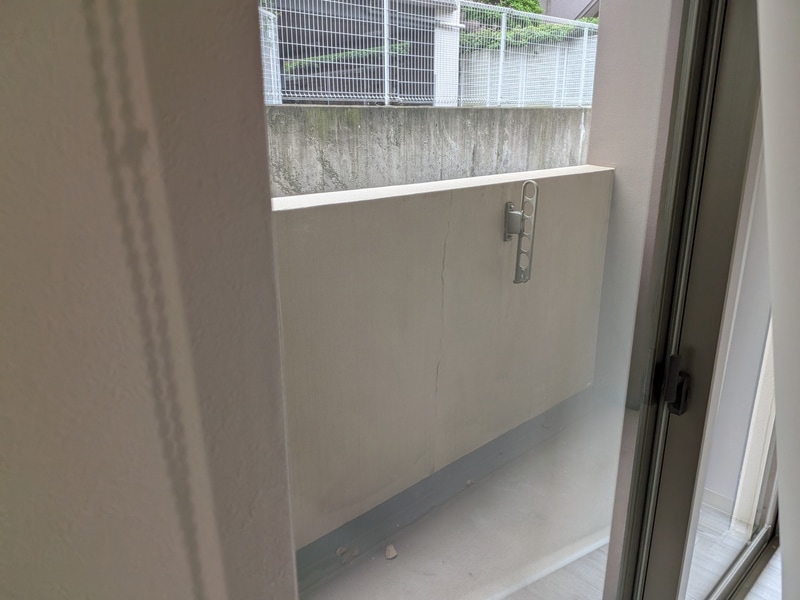 窓の外にバルコニー