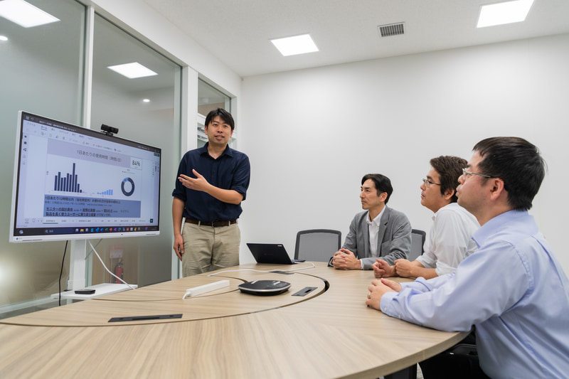 説明用サンプルデータを用いて説明する土田氏。修理対応が必要となる8割以上が使用時間1万時間以内に集中しているという