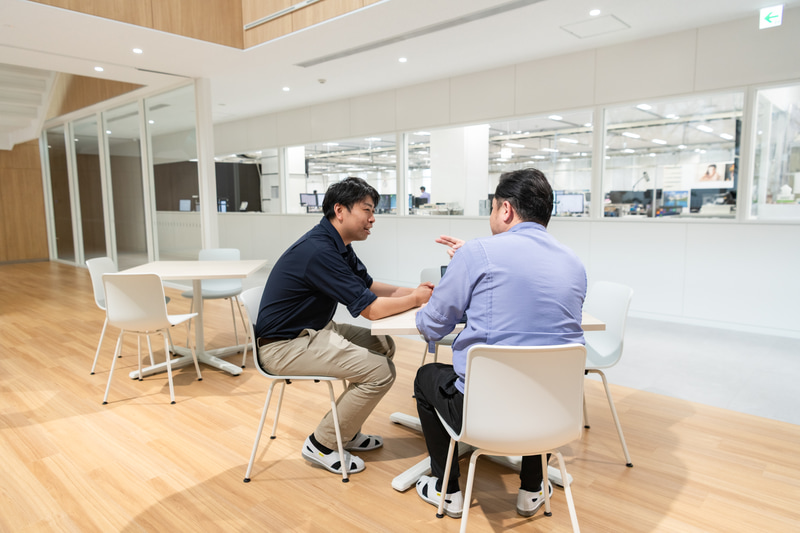 社内建屋は、吹き抜け・風通しの良いレイアウトなど、フロア・部門の垣根を取り払うオープンな雰囲気がある