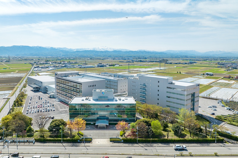 EIZO本社工場の敷地。新棟は本棟の左側に位置している