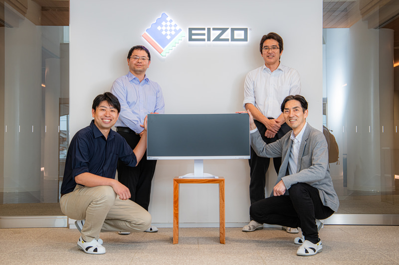 今回の「7年間保証」の実現に深く関わっているEIZOの4名。中央にあるのは新製品の「FlexScan EV3451X」だ