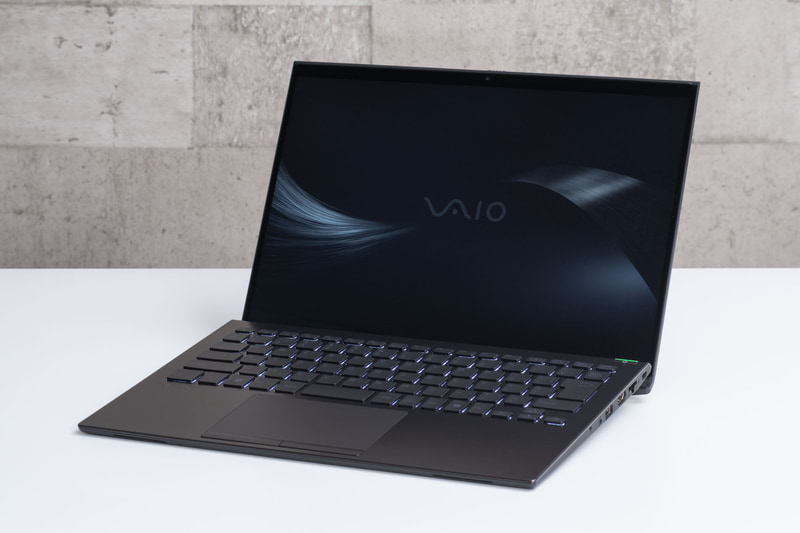 14.0型ワイドディスプレイのモバイルノート「<a href="https://store.vaio.com/shop/e/ePC10/" class="n" target="_blank">VAIO SX14-R</a>」。価格は最小構成時で26万9,500円。本体カラーはオールブラックで、通常のファインブラックと違い、ロゴやヒンジ部分のオーナメント部分までブラックで塗装。加えて、最上位CPUのCore Ultra X7 358Hを選択できる