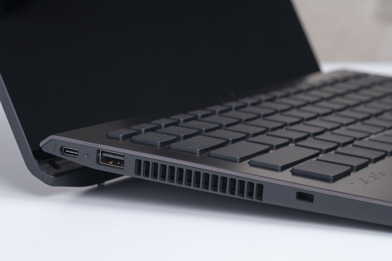 ALL BLACK EDITIONならではの黒に染まった筐体が印象的