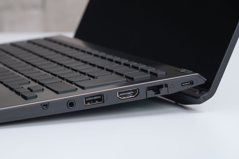 ALL BLACK EDITIONならではの黒に染まった筐体が印象的
