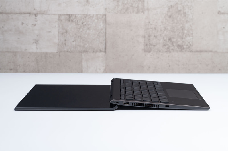 ALL BLACK EDITIONならではの黒に染まった筐体が印象的