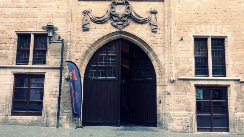 IMW 2026の会場であるベルギー・ルーベンの「University Hall(大学ホール)」入口。入口の左にIMW 2026の幟(のぼり)が見える。現地時間5月10日に筆者が撮影