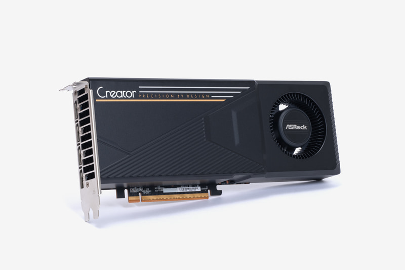 Radeon AI PRO R9700を搭載するグラフィックスカード。32GBのVRAMを実装しているが、実売価格は25万円前後(2026年5月時点)と、AI向けGPUとしては安価であり、ローカルLLMの初期導入にうってつけ