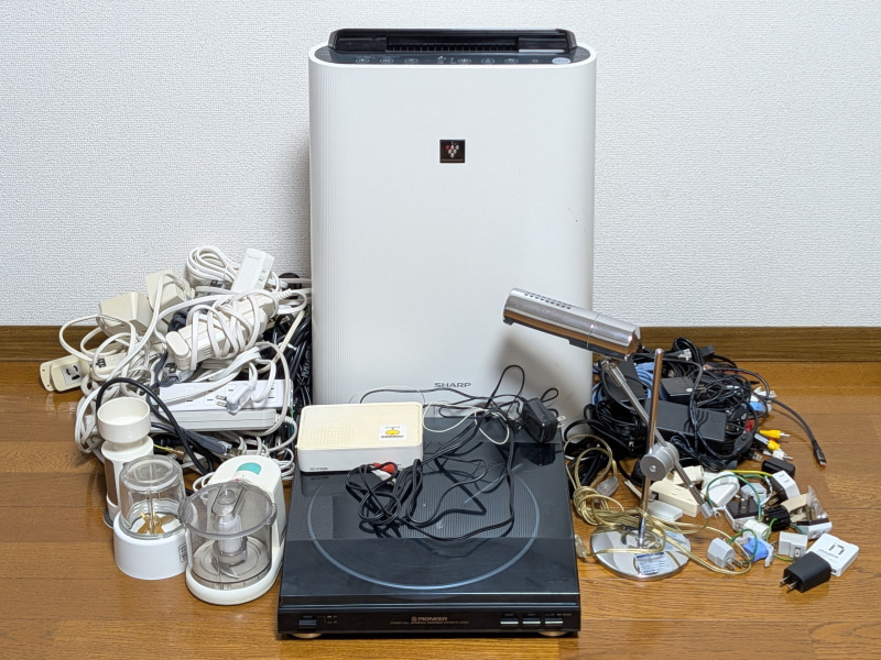 今回回収してもらった小型家電。サイズがもっとも大きいのは中央にあるシャープ製の加湿空気清浄機。高さが60cmを超えているので、段ボールのサイズ制限が140までだと入りづらく、160サイズまで対応してもらえるのはありがたい