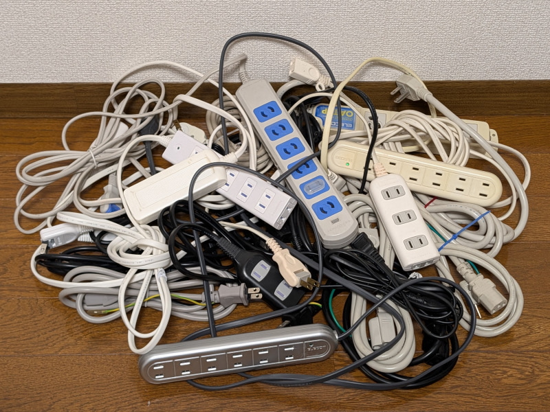 リネットジャパンは電源タップの回収にも対応している。ちょうど先日、利用開始から十数年が経過した自宅内の電源タップおよび電源ケーブルの総入れ替えを行なったため、これらの一括回収をお願いすることにした