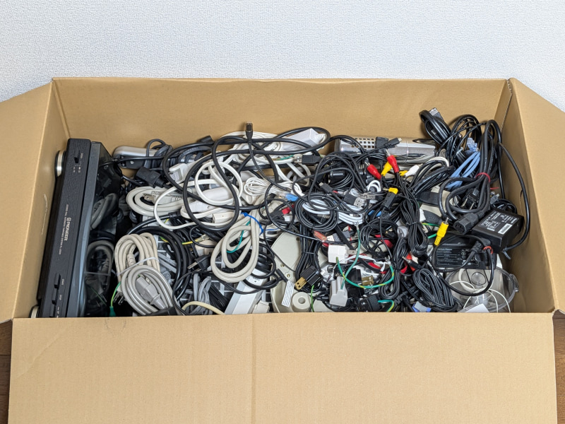 続いて電源タップやケーブル類で隙間を埋める。実質的にこれらが輸送時の緩衝材として機能する