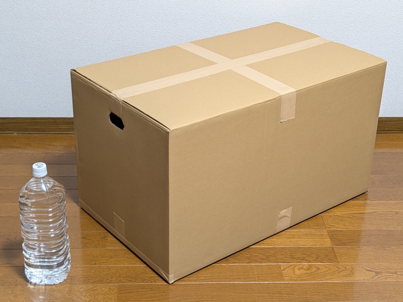 完成。比較用の2Lペットボトル(左下)と比べると、160サイズの巨大さが分かる
