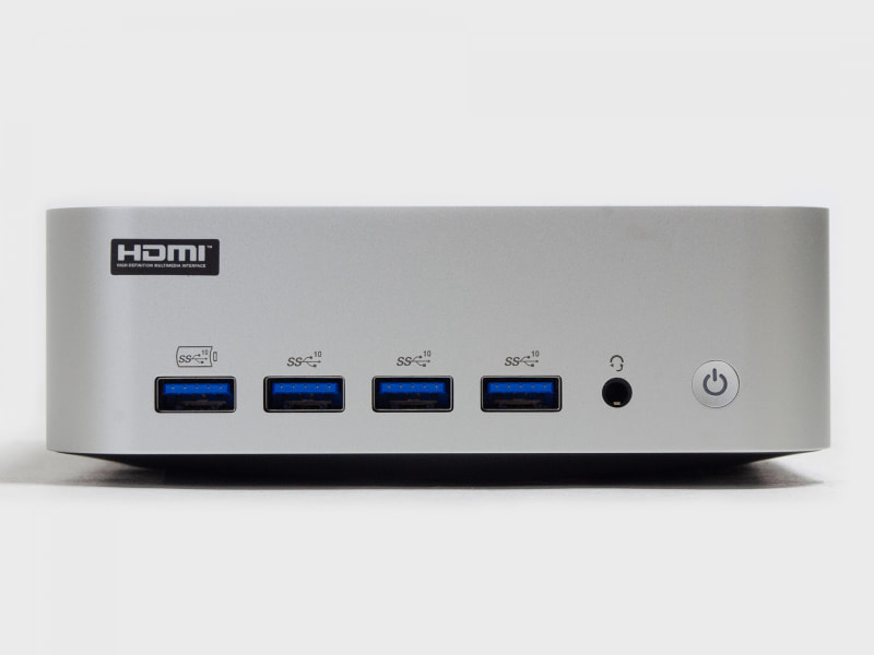 前面はUSB 3.2 Gen 2 4基、3.5mm音声入出力、電源ボタン。扉の写真からも分かるように左側面にSDカードスロットを備える