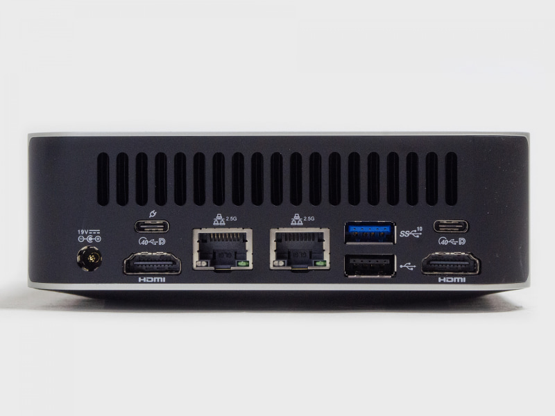 背面。電源入力、USB4(DisplayPort Alt Mode、USB PD給電対応)、HDMI、2.5GbE 2基、USB 3.2 Gen 2、USB 2.0、USB4、HDMI出力