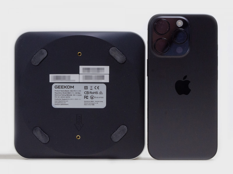 裏面とiPhone 16 Pro。一般的なミニPCサイズ