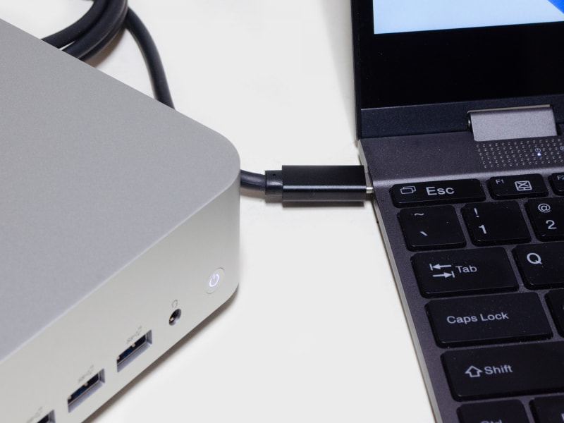 いつものキーボード付きモバイルモニターへ接続。背面に2つあるUSB4、どちらからでもケーブル1本で接続可能
