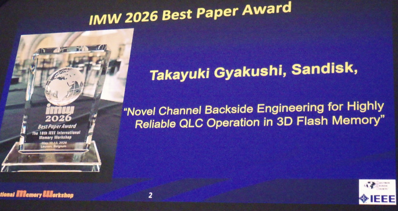 IMW 2026最優秀論文(ベストペーパーアワード)の発表スライド。左は賞状(盾)、右は著者とタイトル。2026年5月13日(現地時間)に筆者がスライドを撮影したもの