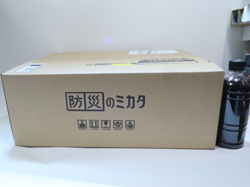 到着した段ボールはかなりデカい。比較用に500mlのペットボトルを並べてみたが、あまりに大き過ぎて、筆者の撮影エリアから少しはみ出てしまった