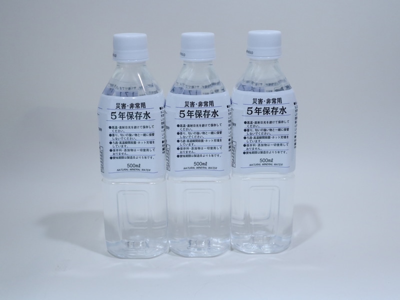 5年の保存が可能な水は500mlのペットボトル3本