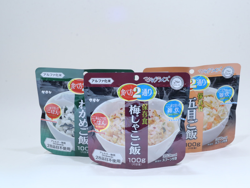 頼みの綱の食事は定番のアルファ米。わかめご飯と五目ご飯、梅じゃこご飯の3種類が1個ずつ入っていた