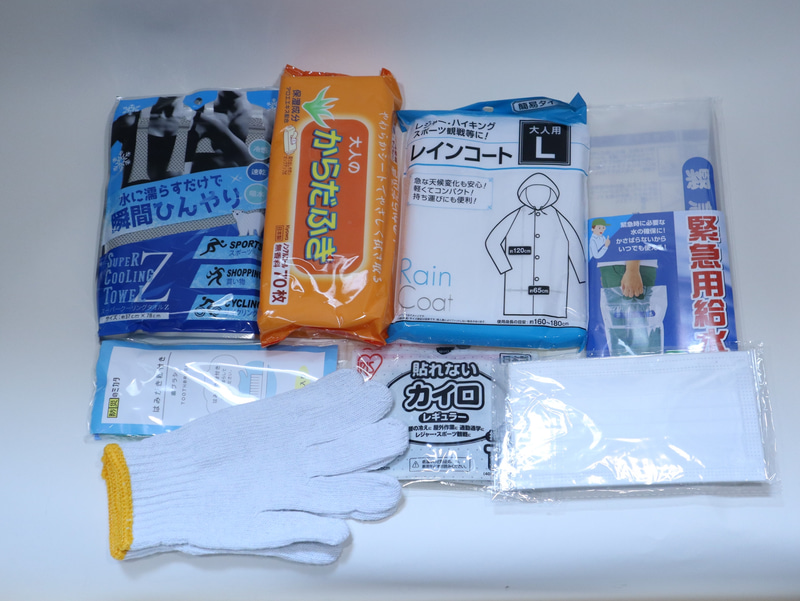 クールタオルや体拭き用のシート、レインコートやカイロ、軍手、歯ブラシセットのほか、緊急用の給水袋も含まれていた。水道が復旧しない際には近所の給水車までこの袋を持って水をもらいにいく必要があるわけだ
