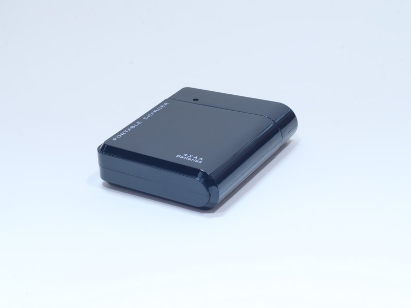 セットに含まれていたのは単3電池4本で使用するモバイルバッテリ……モバイルバッテリが流行った初期の頃に見かけた記憶があるが……
