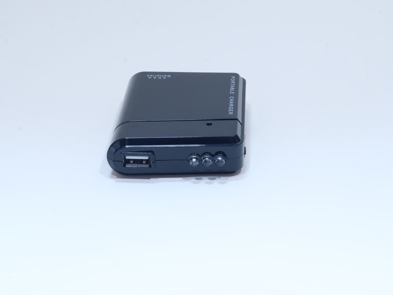 天面部にはLEDライトとUSB Type-A端子が……