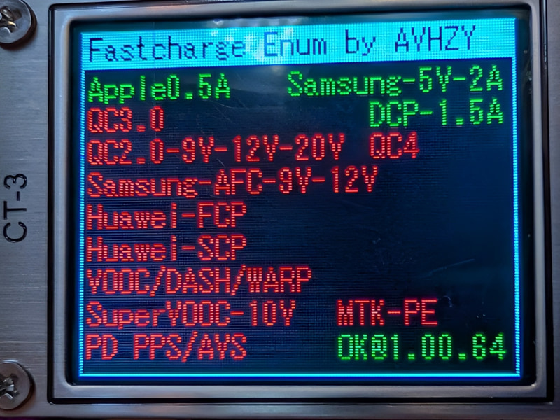 テスターで給電規格をチェックしたところ。5V/2A充電までしか対応していないようだ。なお、スマートフォンの「Pixel 10 Pro」につないで充電の様子などをチェックしたが、操作などをしていると消費電力の方が充電速度を上回り、まったく充電が進まない。スリープ状態にして放置することで多少充電されたが実用面でいうとかなり厳しい