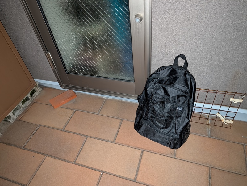 持ってきた非常用カバンをとりあえず置いてみる。この中に先ほどの45品目すべてが収納されている