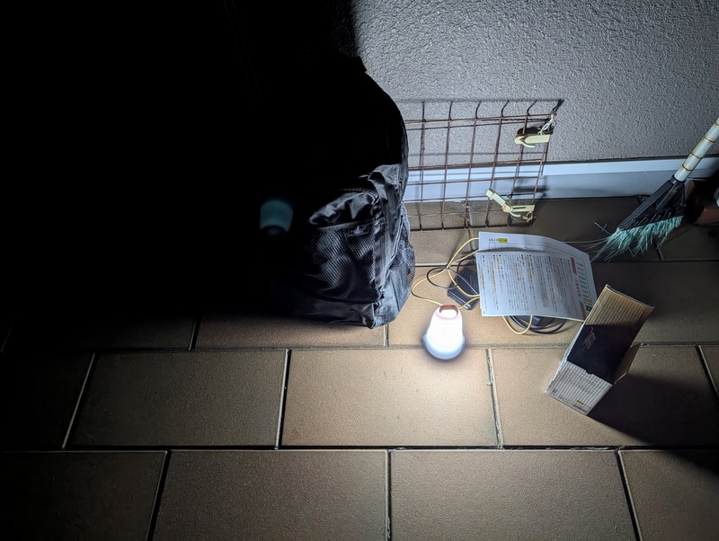 ランタンは底面に電池を入れて側面のスイッチを押すだけなので準備も使用も超簡単。写真はランタンの明かりのみで撮影したものだが、なかなかの光量が確保できている
