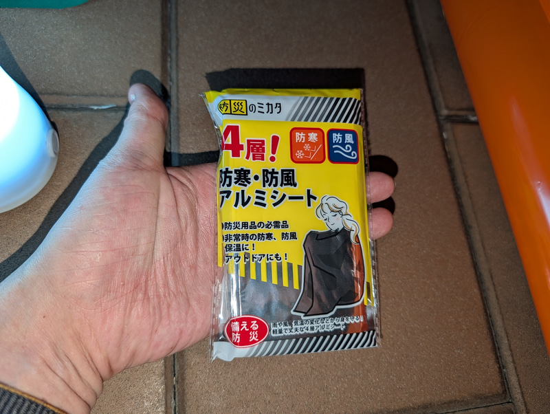 涼しい夜にアルミシートは欠かせない！4層構造と「防災のミカタ」のロゴが安心感を高めてくれる