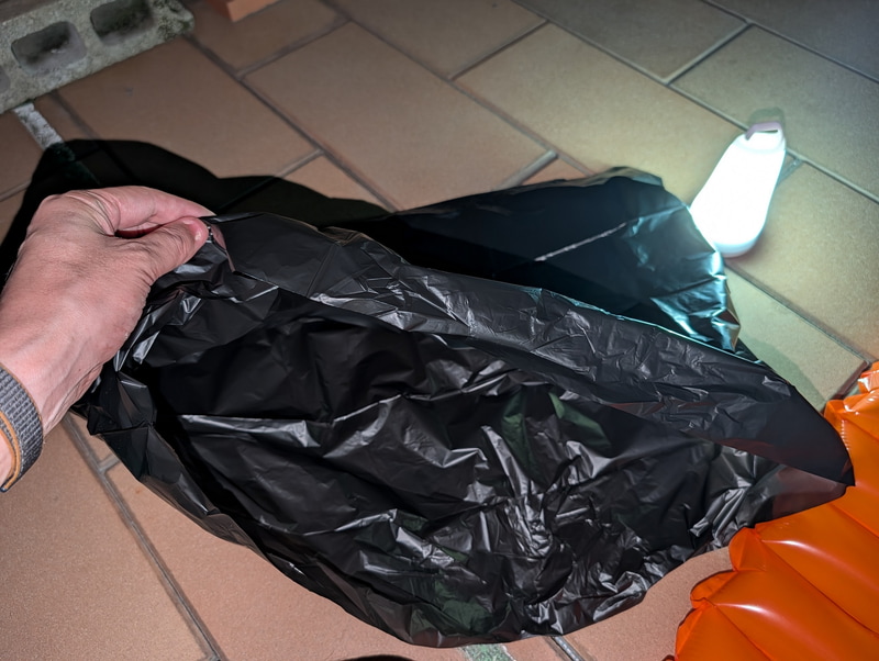 非常用トイレの内容物は幅が広めの黒ビニール袋