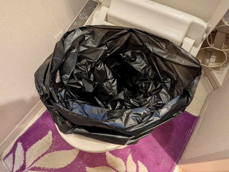 実際の災害時などでは、水が流れなくなったトイレにビニール袋を敷いて使うのが安全そうだ