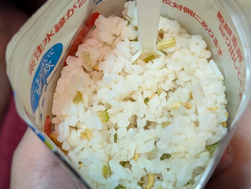 完成したところ。水を吸って見事にご飯が戻っており、容量も増えたようなビジュアルになるのでちょっとテンションが上がる。