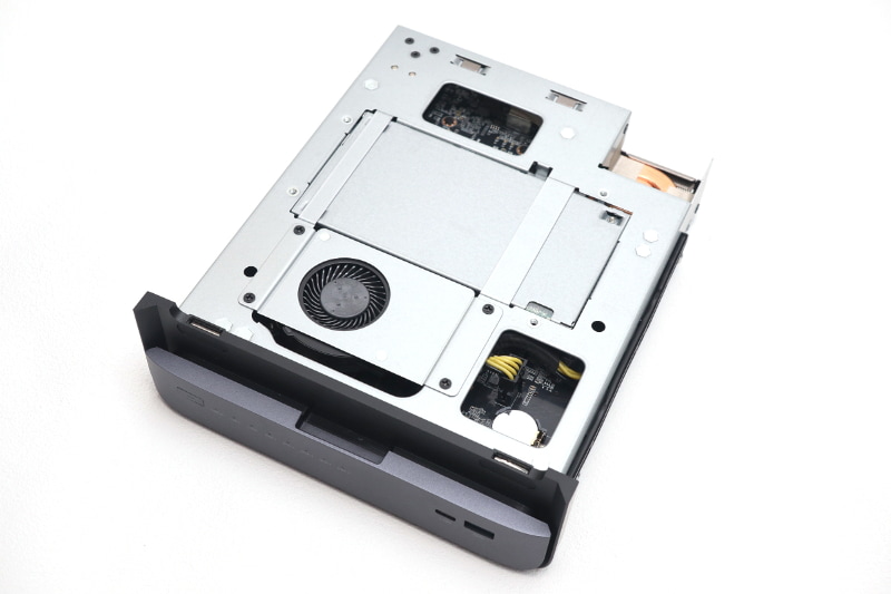 マザーボードは引き出せる。その上面には、180W電源が内蔵されている。手前はM.2スロットで、ファンが装備されている